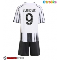 Otroške Nogometnih dresov Juventus Dusan Vlahovic #9 Domači 2025-26 Kratki rokavi (+ hlače)